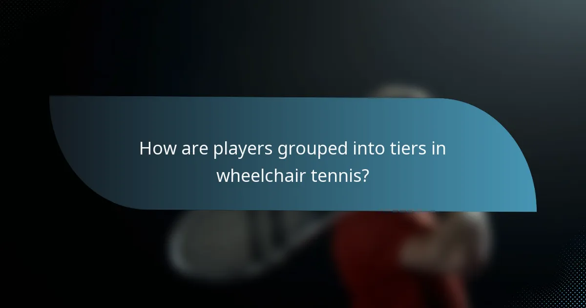 How are players grouped into tiers in wheelchair tennis?